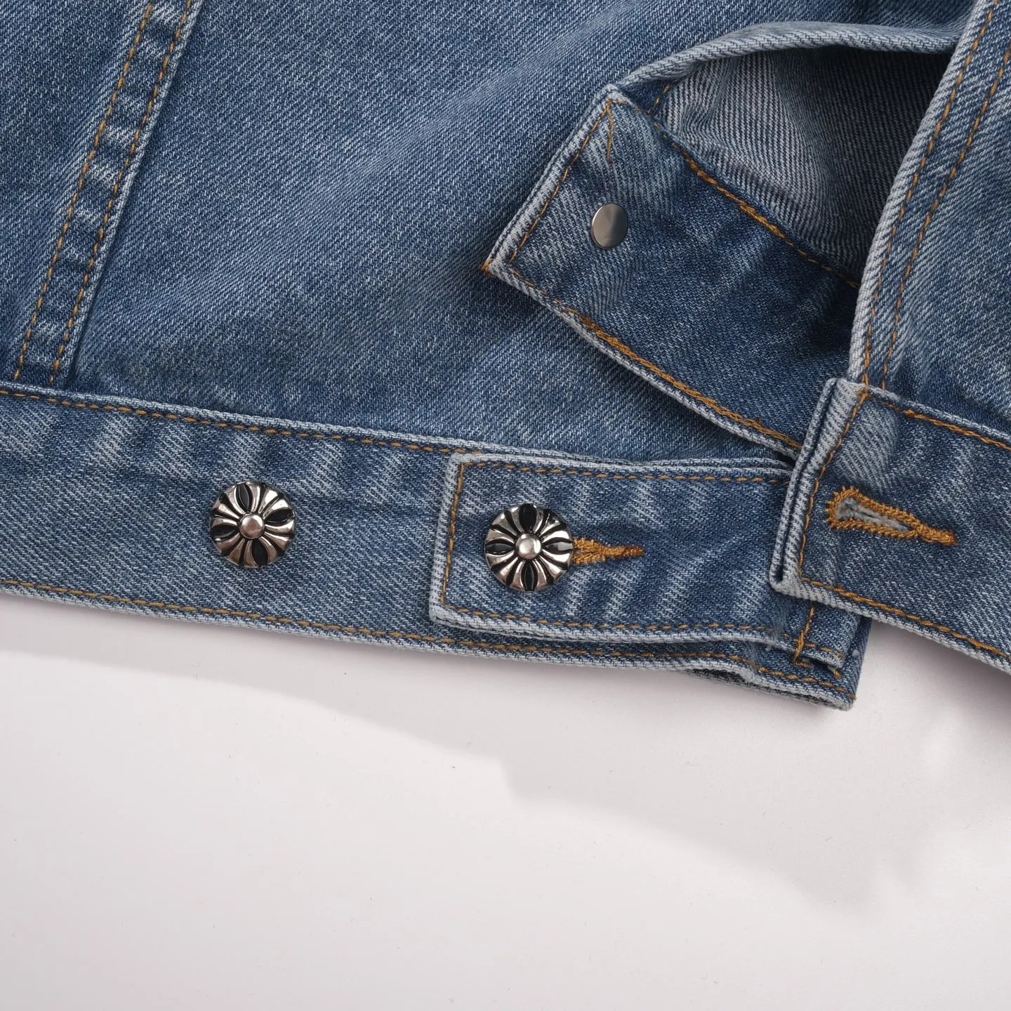 P350 ChromeHearts/Cro Hearts Cartoon Letter Chapter Cross Piece Leather Denim Jacket If you are obsessed with ChromeHearts, you can check it out. The same style for celebrities. Chrome Hearts is a very representative shirt jacket. The upper body of both men and women is really amazing, and it is also the same style as Yu Shuxin Angelababy! Recommended loose style for girls, super sweet! As soon as you go out, you will turn heads‼ ️This jacket is really eye-catching (the same style of pants is available) Color: light blue Size: S M L XL